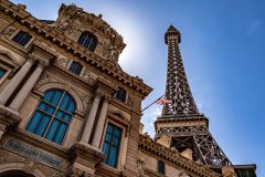 Der Eiffelturm in Las Vegas ist eine nachgebaute Version des Originals in Paris und bietet Touristen eine atemberaubende Aussicht auf die Stadt und die Umgebung. 