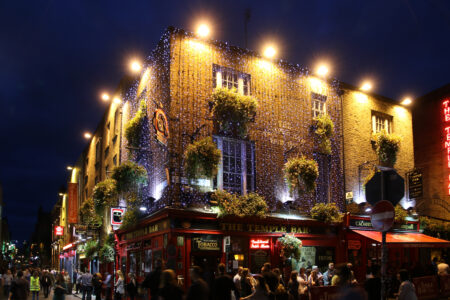 Temple Bar Dublin bei Nacht. Beleuchtetes Haus von aussen..