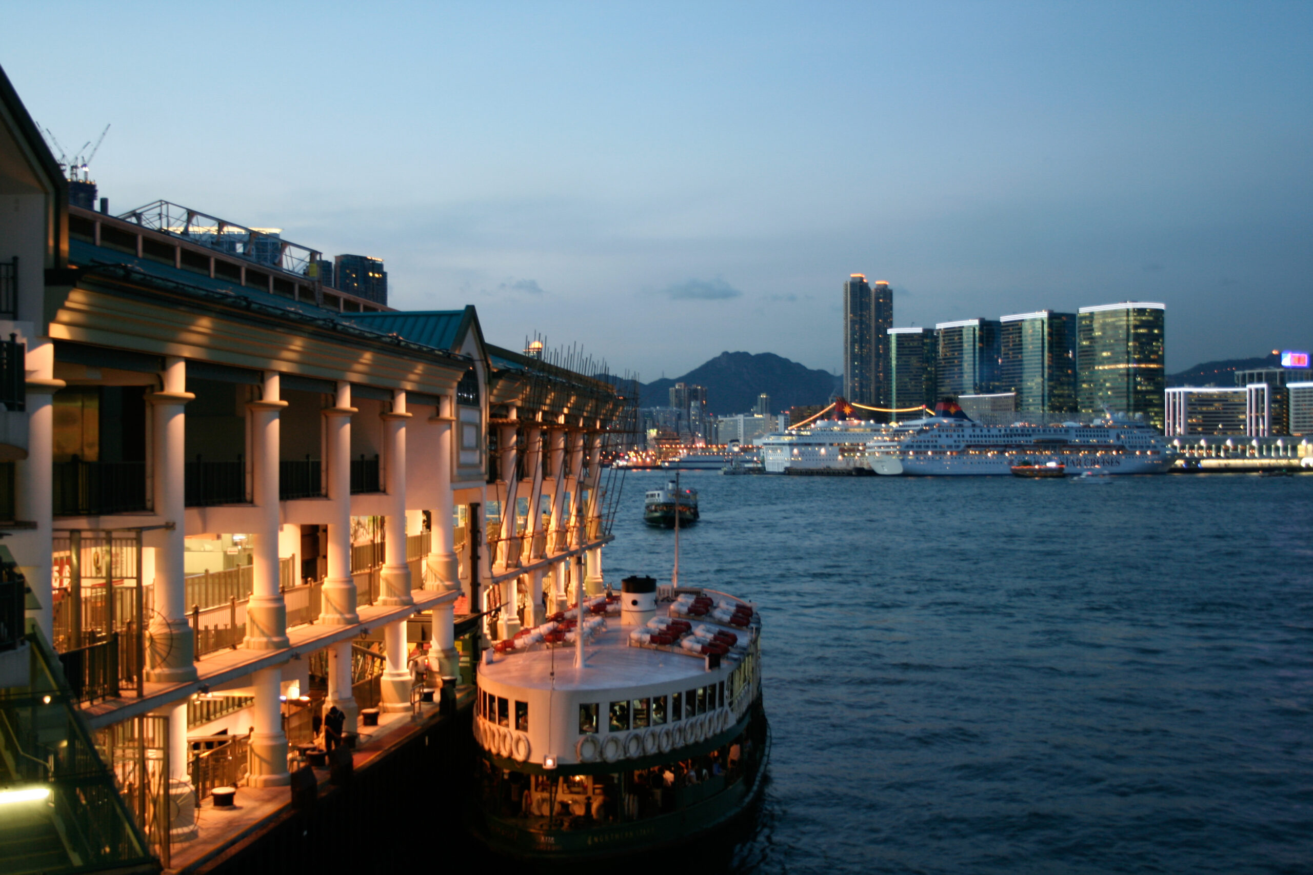 Hong Kong - Blick von Central nach Tsim Sha Tsui zur Blauen Stunde