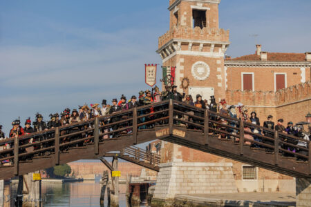 Gruppenbild der Steampunk Italia auf der Brücke beim Arsenale in Venedig