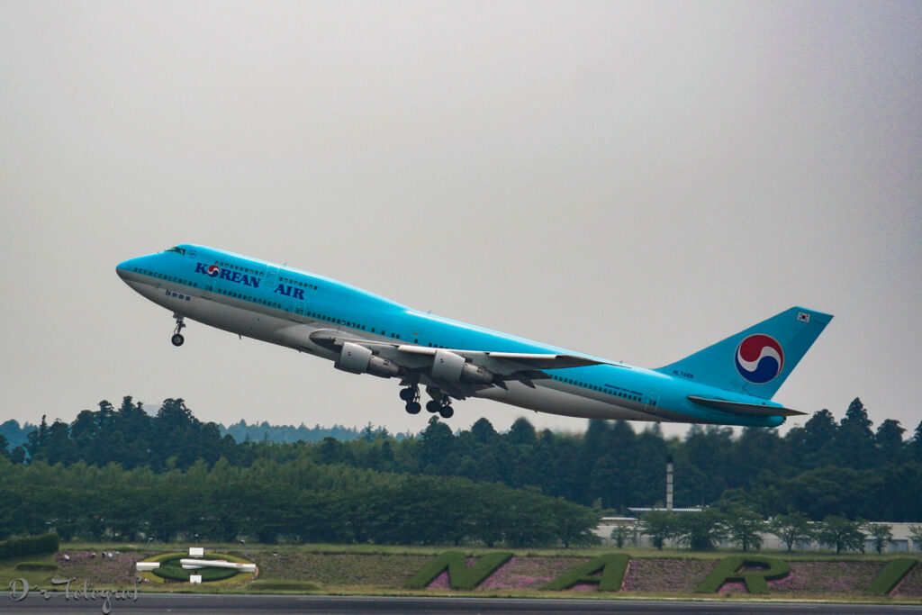 Boeing 747-385 der Korean Airlines (HL7469) hebt ab von Narita Airport, Tokio, Japan. Seitenaufnahme 24. Juni 2005