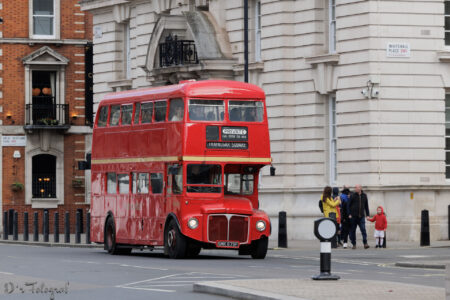 Roter Routemaster Bus in London von schräg vorne