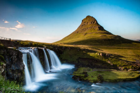 Landschaftsbild aus Island.Im Hintergrund der Berg Kirkjufell und im Vordergrund der Wasserfall Kirkjufellsfoss. Das Bild ist länger belichtet worden, damit das Wasser des Wasserfälle "fließt"