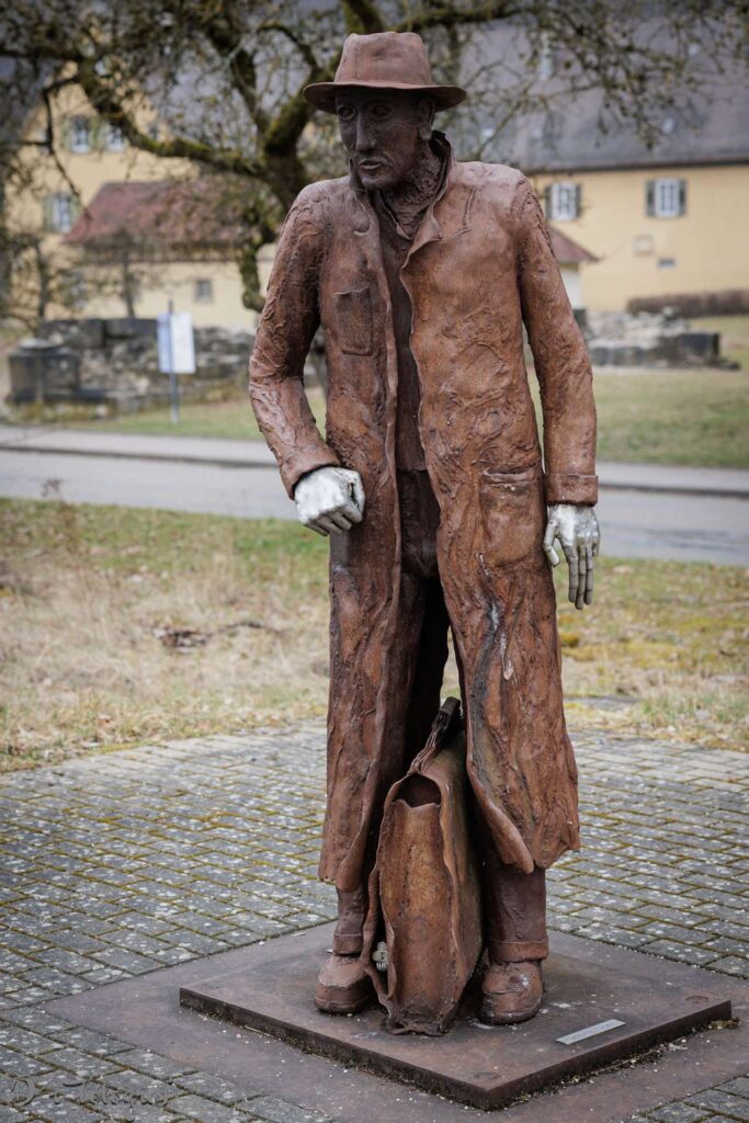 Statue von Elsner in Königsbronn am Bahnhof