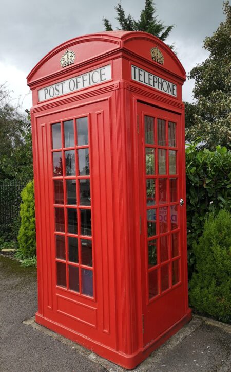 Antike englische Telefonzelle (rot)
