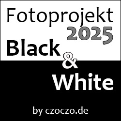 Schwarz/Weisses Logo (untere Hälfte Schwarzer Hintergrund, obere Hälfte Weisser HIntegrund. Obere Hälfte Schwarze Schrift "Fotoprojekt 2025 Black" Auf der Trennlinie zwischen Weissem und Schwarzem Hintergrund ein "&" in weiss mit schwarzer Umrandung. In der unteren schwarzen Hintergrundshälfte mit weisser Schrift "White" und unten in der Mitte "by czoczo.de