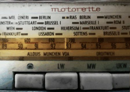 Ausschnitt aus der Skala eines Motorette Autoradios mit auf RIAS Berlin eingestellter Skala