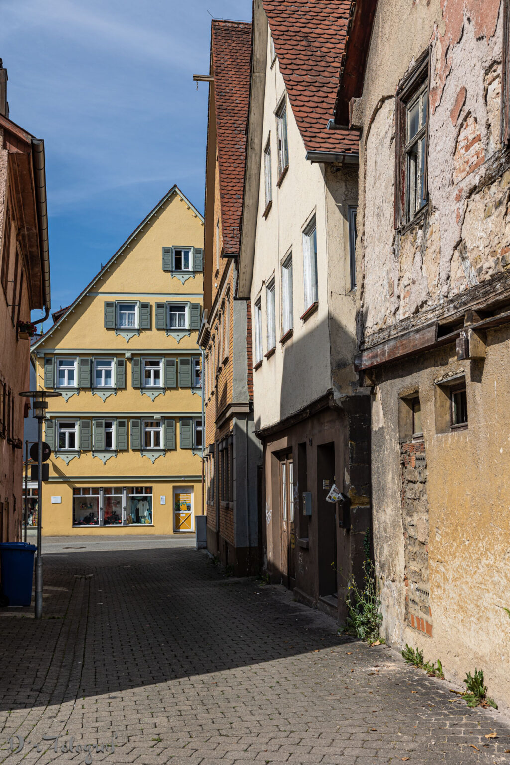 Leere Altstadt mit alten Häusern