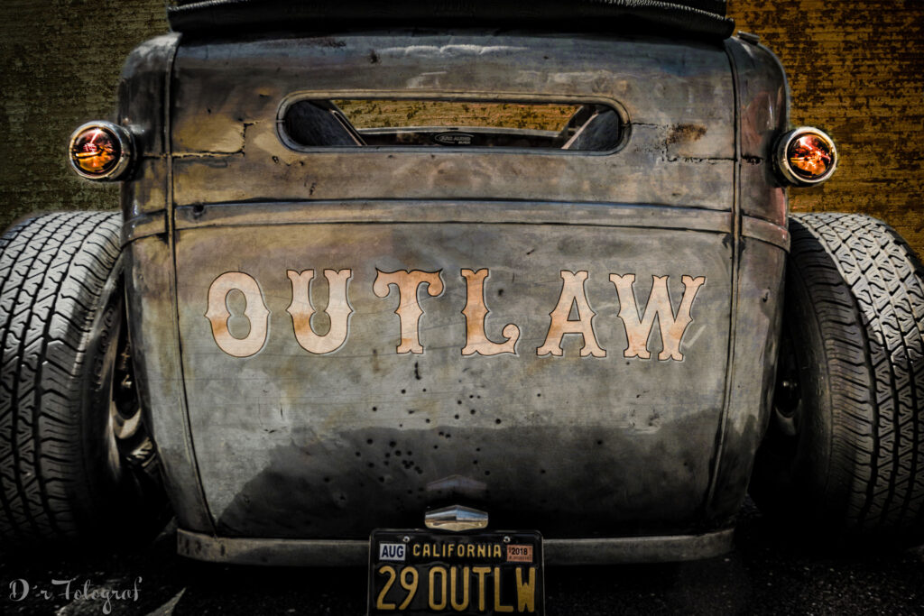 Rückansicht eines amerikanischen Hotrods mit der Aufschrift "Outlaw"