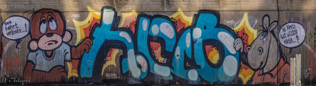 Grafitti mit Äffle und Pferdle am Stuttgarter Hauptbahnhof. Äffle sagt: Des kehrt verboda, und Pferdle sagt: „ Ha Kerle,was willsch macha?“