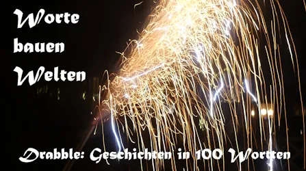 Bild zeigt ein goldfarbenes Feuerwerk vor schwarzem Nachthimmel. Auf dem linken Teil des Bildes, wo der schwarze Himmel ist, steht "Worte bauen Welten" und horizontal an der unteren Kante: "Drabble, Geschichten in 100 Worten"