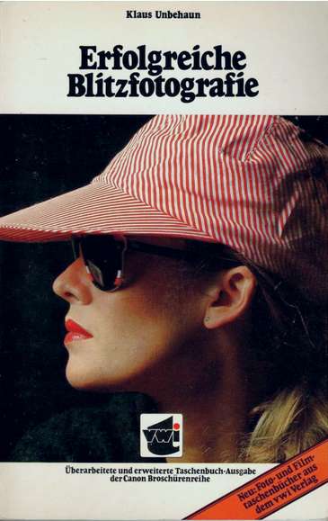 Bild zeigt ein Buchcover mit dem Titel "Erfolgreiche Blitzfotografie" von Klaus Unbehaun aus dem vwo Verlag. Als Titelbild sieht man eine Porträt-Profilaufnahme einer Frau mit einem rot-weiss gestreiften Hut und einer Sonnenbrille